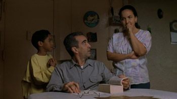 La scena piu stronza di tutto il film: la famiglia messicana consulta il dizionario per leggere il contratto.
