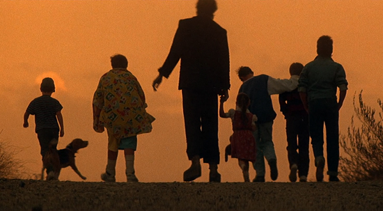 Il Manuale Spielberg presenta: silhouette degli eroi al tramonto.