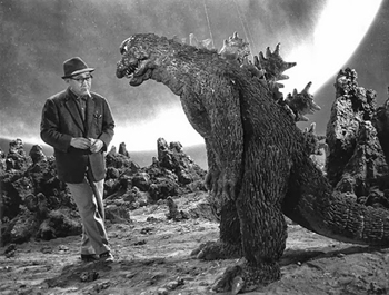 Godzilla in un raro momento di relax con Eiji Tsuburaya.