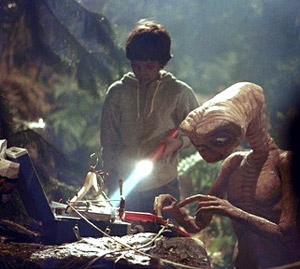 Un extraterrestre corrompe un minorenne insegnandogli a scaricare "Ninja" con Scott Adkins tramite avanzata tecnologia aliena