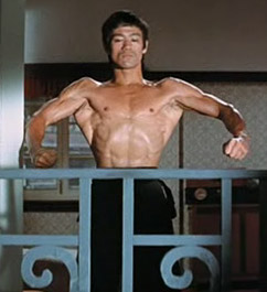 Bruce Lee nella sua massima apertura alare, detta anche "posizione spiderman"