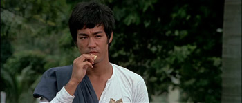 Bruce Lee: l'unico capace di menare e contemporaneamente ammirarsi mentre sgranocchia le patatine