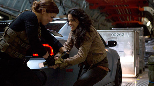 Michelle Rodriguez tenta di strappare il Sylvester per Miglior Atleta dalle mani di Gina Carano. Una delle tante risse della serata.