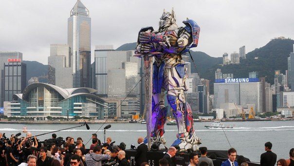 Non una scena dal film , ma la vera statua di Optimus Prime a Hong Kong