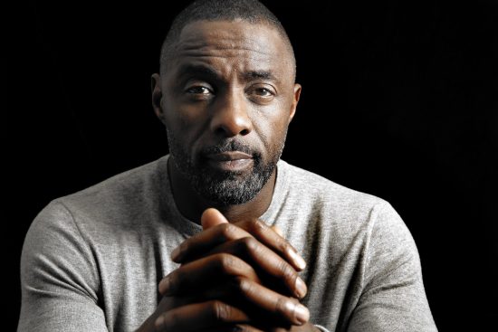 Un Idris Elba totalmente gratuito (ma mai inutile)